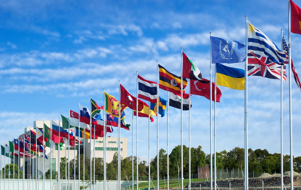 Flaggen der Mitgliedstaaten der UN, die die Nachhaltigkeit in den letzten 30 Jahren vorangetrieben hat.
